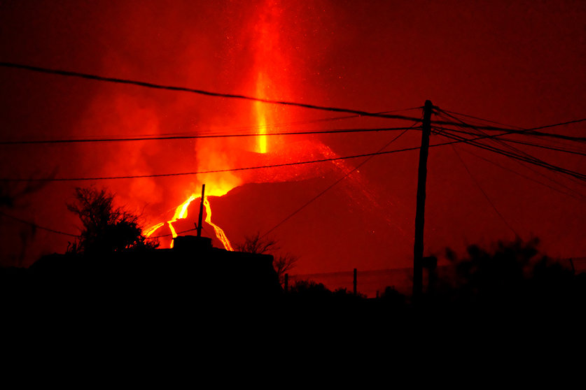 17 October 2021, Spain, La Palma: Cumbre Vieja volcano spews ash and smoke, on the Canary Island of La Palma. Photo: -/EUROPA PRESS/dpa