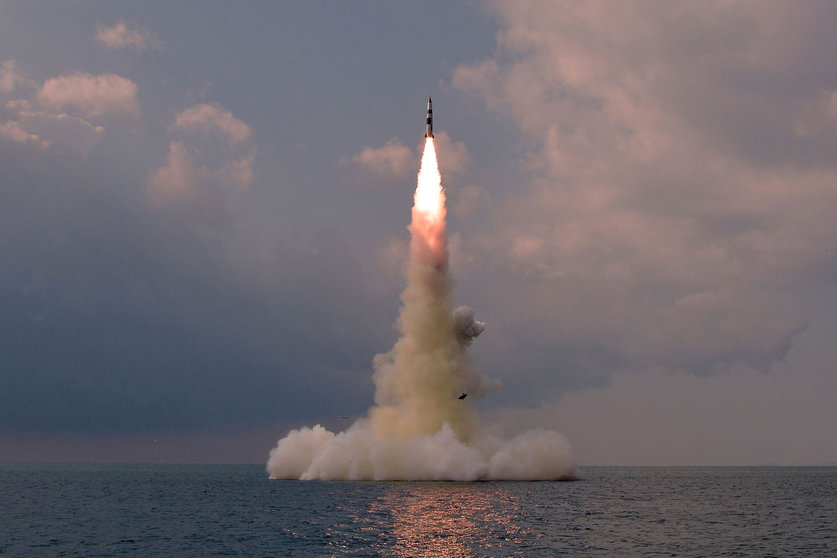 HANDOUT - 20 October 2021, North Korea, Sinpo: A photo provided by the North Korean Central News Agency (KCNA) on 20 October 2021 shows a submarine-launched ballistic missile (SLBM) being fired in waters off the east coast the previous day. Photo: -/KCNA/dpa - ATTENTION: editorial use only and only if the credit mentioned above is referenced in full