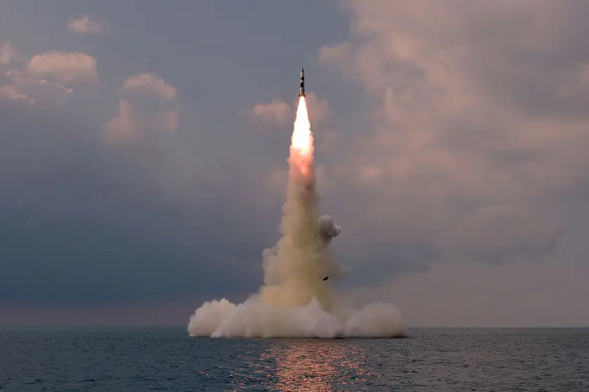 HANDOUT - 20 October 2021, North Korea, Sinpo: A photo provided by the North Korean Central News Agency (KCNA) on 20 October 2021 shows a submarine-launched ballistic missile (SLBM) being fired in waters off the east coast the previous day. Photo: -/KCNA/dpa - ATTENTION: editorial use only and only if the credit mentioned above is referenced in full