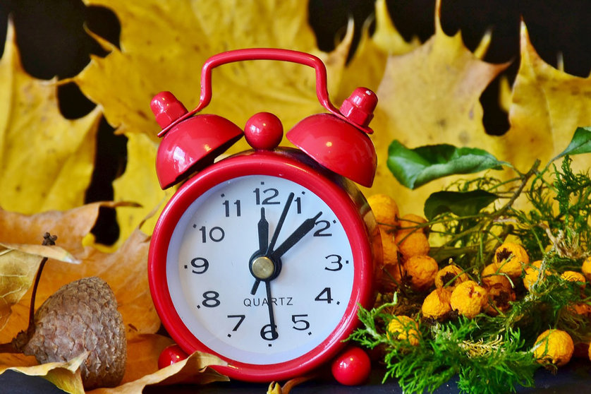 Clock time change autumn by Pixabay.