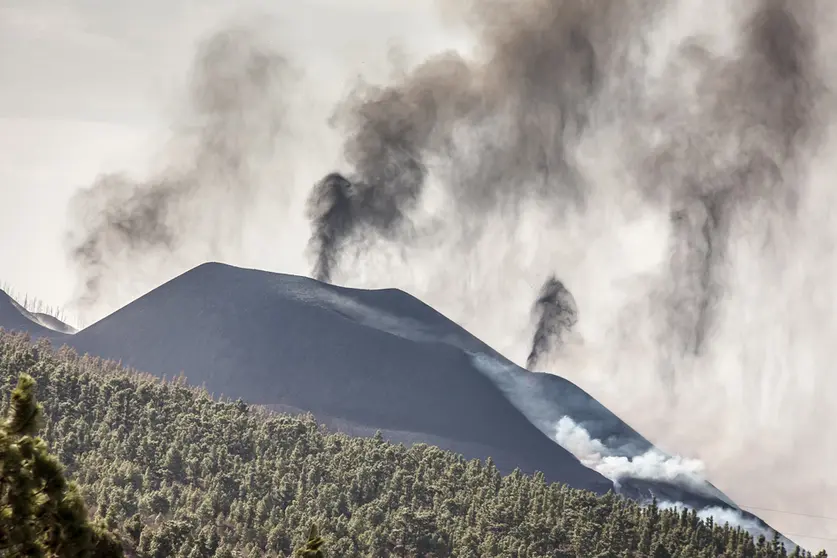 20 October 2021, Spain, La Palma: Lava flows from the volcano on La Palma close to the village of La Laguna. Photo: Europa Press/EUROPA PRESS/dpa