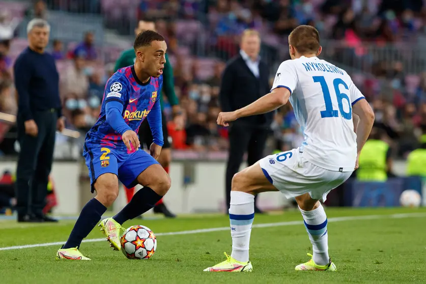 20 October 2021, Spain, Barcelona: Barcelona's Sergino Dest (L) and Dynamo's Vitaliy Mykolenko battle for the ball during the UEFA Champions League Group E soccer match between FC Barcelona and FC Dynamo Kyiv at the Camp Nou Stadium. Photo: David Ramirez/DAX via ZUMA Press Wire/dpa