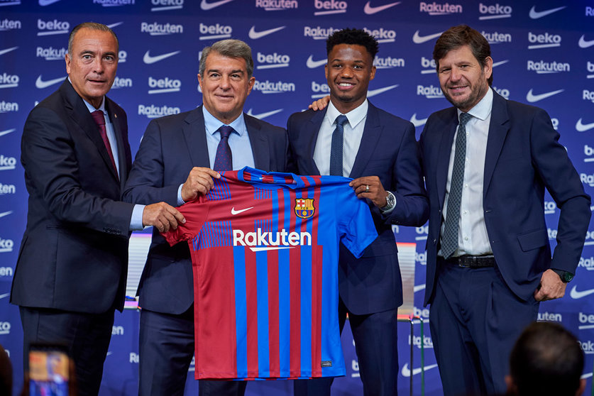 21 October 2021, Spain, Barcelona: Barcelona's Ansu Fati (2nd R) attends his contract renewal signing ceremony with Barcelona. Fati agreed a siz-year Barcelona contract extension with a one billion euros release clause. Photo: Gerard Franco/DAX via ZUMA Press Wire/dpa