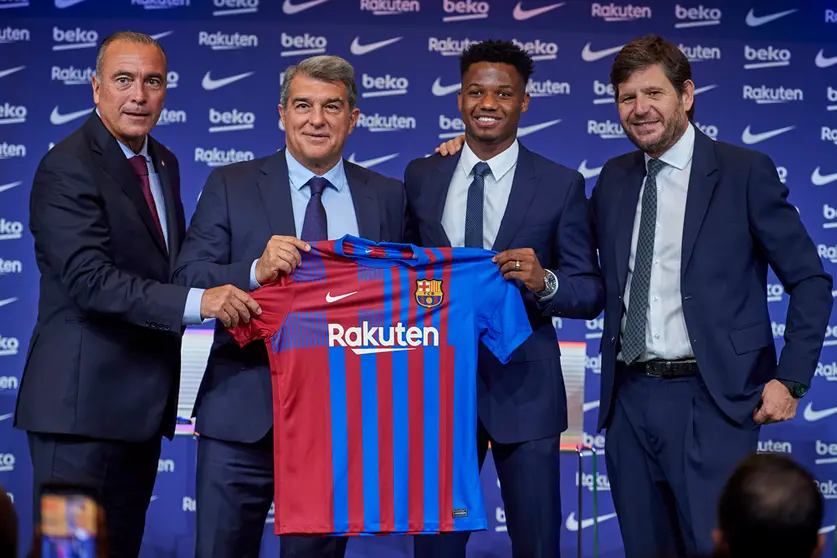 21 October 2021, Spain, Barcelona: Barcelona's Ansu Fati (2nd R) attends his contract renewal signing ceremony with Barcelona. Fati agreed a siz-year Barcelona contract extension with a one billion euros release clause. Photo: Gerard Franco/DAX via ZUMA Press Wire/dpa