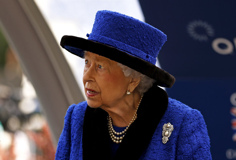 FILED - 16 October 2021, United Kingdom, Ascot: Queen Elizabeth II is pictured ahead of presenting the trophy after the Qipco British Champions Fillies & Mares Stakes during the Qipco British Champions Day at Ascot Racecourse. Britain's Queen Elizabeth II spent Wednesday night in hospital for "preliminary investigations" after cancelling her visit to Northern Ireland, Buckingham Palace has confirmed in London. Photo: Steven Paston/PA Wire/dpa.