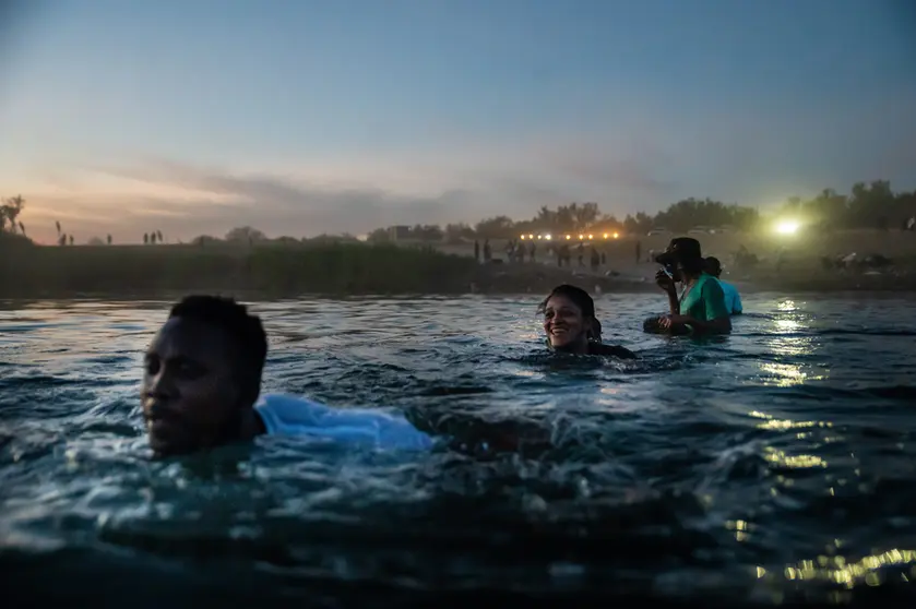 FILED - September 22, 2021, Acuna, Coahuila De Zaragoza, Mexico: Migrants cross back and forth from Mexico to the US. Currently over 12,000 migrants are living under a bridge in Del Rio, Texas, but gather supplies, such as food, from Mexico. (Credit Image: © Raquel Natalicchio/ZUMA Press Wire Photo: Raquel Natalicchio/ZUMA Press Wire/dpa