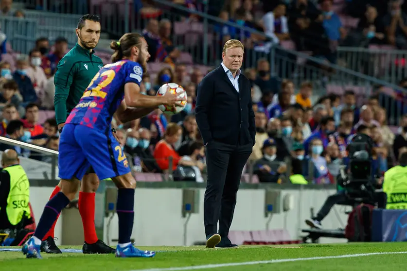 20 October 2021, Spain, Barcelona: Barcelona head coach Ronald Koeman stands on the touchline during the UEFA Champions League Group E soccer match between FC Barcelona and FC Dynamo Kyiv at the Camp Nou Stadium. Photo: David Ramirez/DAX via ZUMA Press Wire/dpa