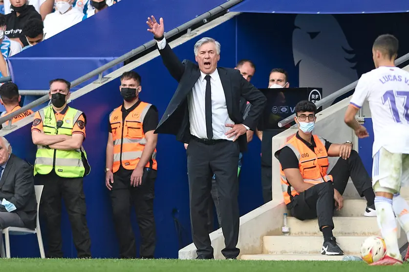 03 October 2021, Spain, Cornella de Llobregat: Real Madrid head coach Carlo Ancelotti gestures on the touchline during the Spanish La Liga soccer match between RCD Espanyol and Real Madrid at RCDE Stadium. Photo: Gerard Franco/DAX via ZUMA Press Wire/dpa