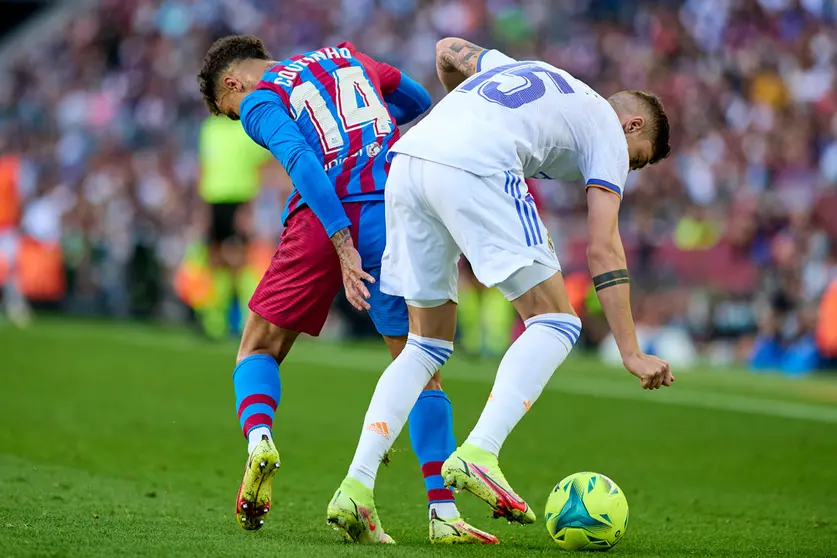 24 October 2021, Spain, Barcelona: Barcelona's Philippe Coutinho (L) and Real Madrid's Federico Valverde battle for the ball during the Spanish La Liga soccer match between FC Barcelona and Real Madrid at Camp Nou. Photo: Gerard Franco/DAX via ZUMA Press Wire/dpa