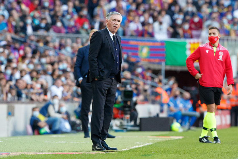 24 October 2021, Spain, Barcelona: Real Madrid coach Carlo Ancelotti stands on the touchline during the Spanish La Liga soccer match between FC Barcelona and Real Madrid at Camp Nou. Photo: David Ramirez/DAX via ZUMA Press Wire/dpa
