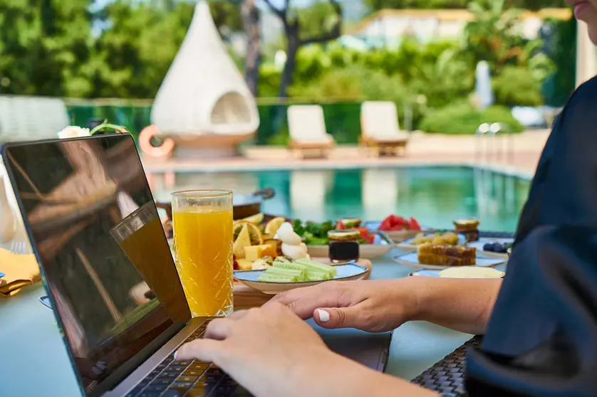 Hotel laptop swimming pool by Pixabay.