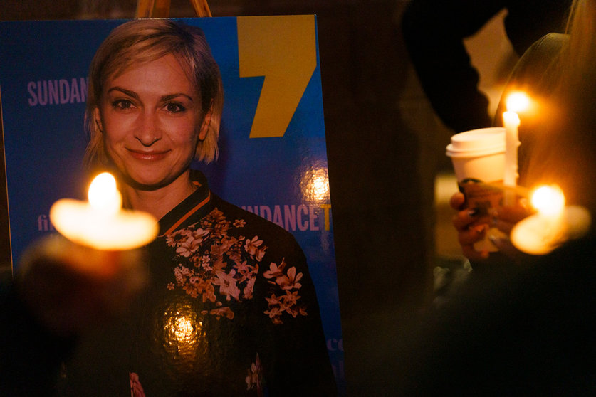 23 October 2021, US, Albuquerque: People hold candles during a vigil at the Albuquerque Civic Plaza to remember the Ukrainian-American cinematographer Halyna Hutchins after her death on the set of the film Rust. The film's director of photography Halyna Hutchins, 42, and director Joel Souza, 48, were shot when a prop firearm was discharged by actor Alec Baldwin, 68, on the set at Bonanza Creek Ranch, according to the sheriff's office statement. Photo: Nadav Soroker/Albuquerque Journal via ZUMA/dpa