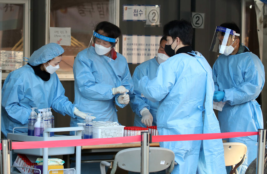24 October 2021, South Korea, Seoul: Health workers make preparations to conduct COVID-19 tests at a testing site near Seoul Station in central Seoul. South Korea records 1,423 new cases of coronavirus and 21 deaths in the last 24 hours. Photo: -/YNA/dpa