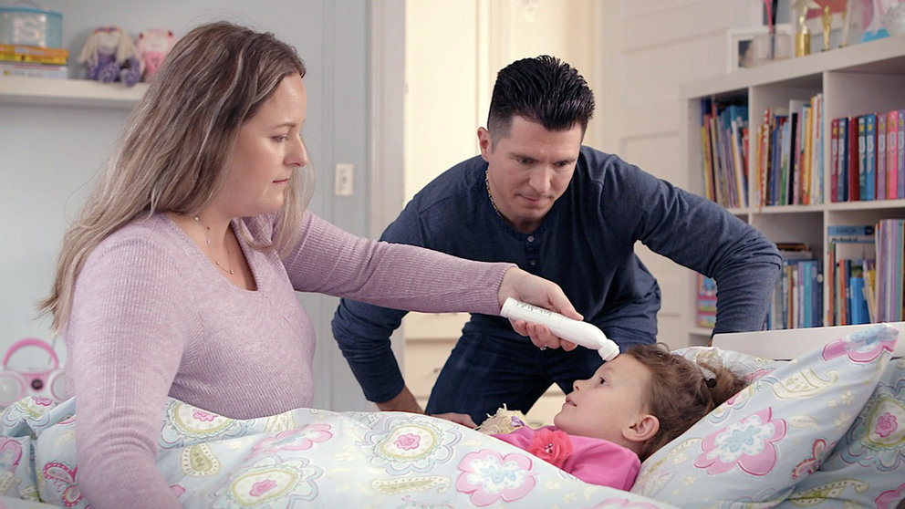 Parents checking their sick daughter's temperature. Photo: Pixabay.