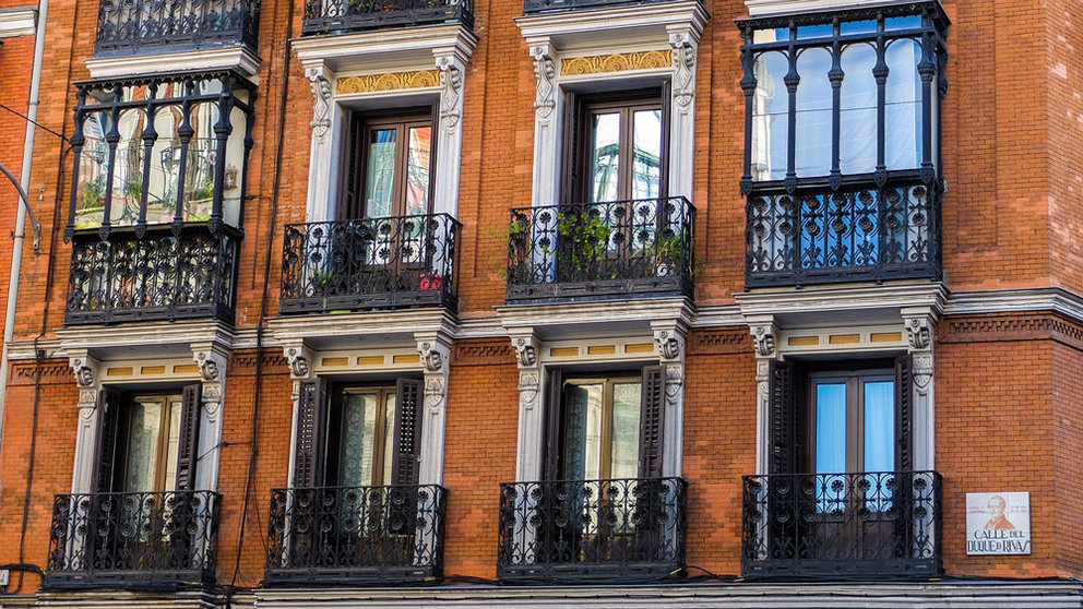 Building-facade-Madrid-by-Pixabay