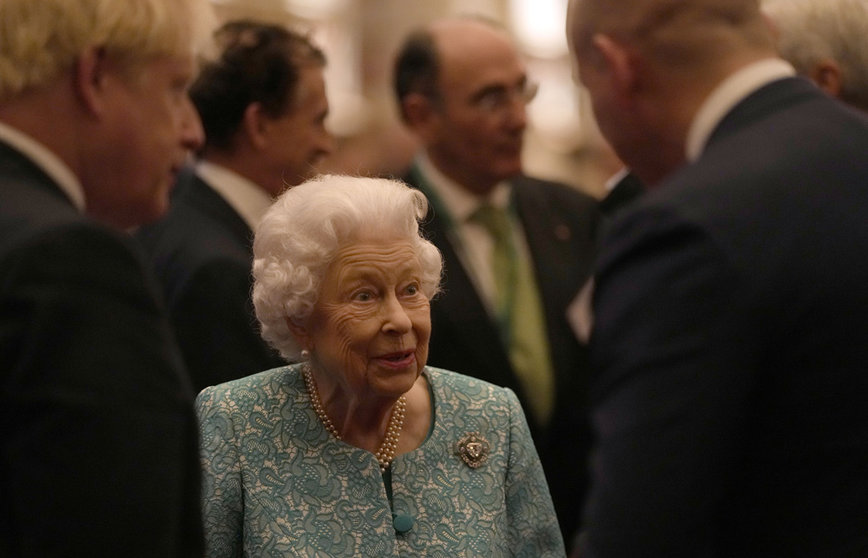 19 October 2021, United Kingdom, Windsor: Queen Elizabeth II and UK Prime Minister Boris Johnson meet attendees during a reception for delegates of the Global Investment Conference at Windsor Castle. Photo: Alastair Grant/PA Wire/dpa.