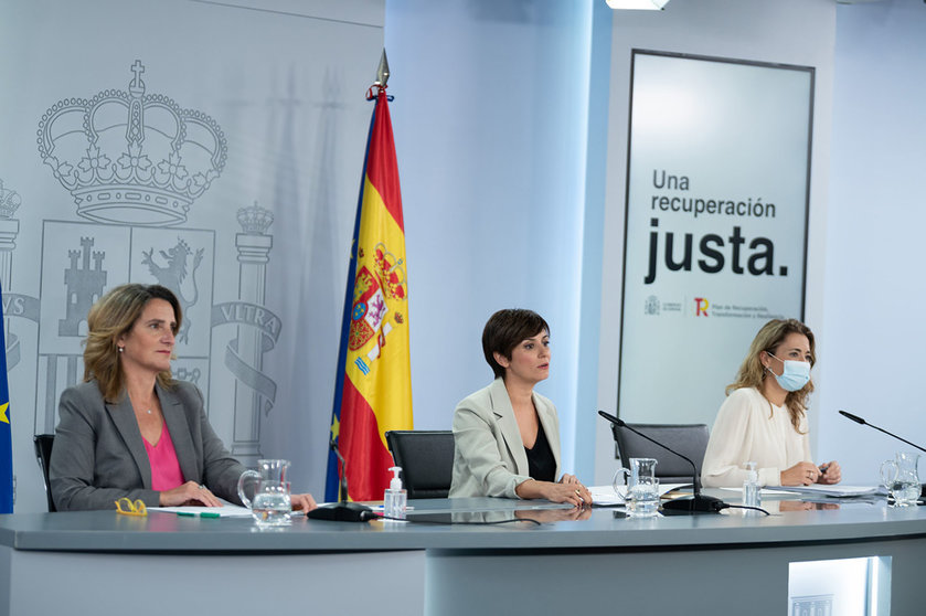 26/10/2021 The Third Vice President of the Government and Minister for the Ecological Transition and the Demographic Challenge, Teresa Ribera (L), the Minister of Territorial Policy and Government Spokesperson, Isabel Rodríguez (C), and the Minister of Transport, Mobility and Urban Agenda, Raquel Sánchez, during the press conference after the Council of Ministers. Photo: La Moncloa.
