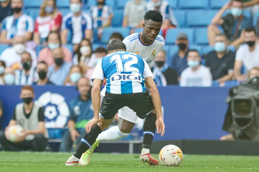 03 October 2021, Spain, Cornella de Llobregat: Real Madrid's Vinicius Junior (R) and Espanyol's Oscar Gil battle for the ball during the Spanish La Liga soccer match between RCD Espanyol and Real Madrid at RCDE Stadium. Photo: Gerard Franco/DAX via ZUMA Press Wire/dpa.