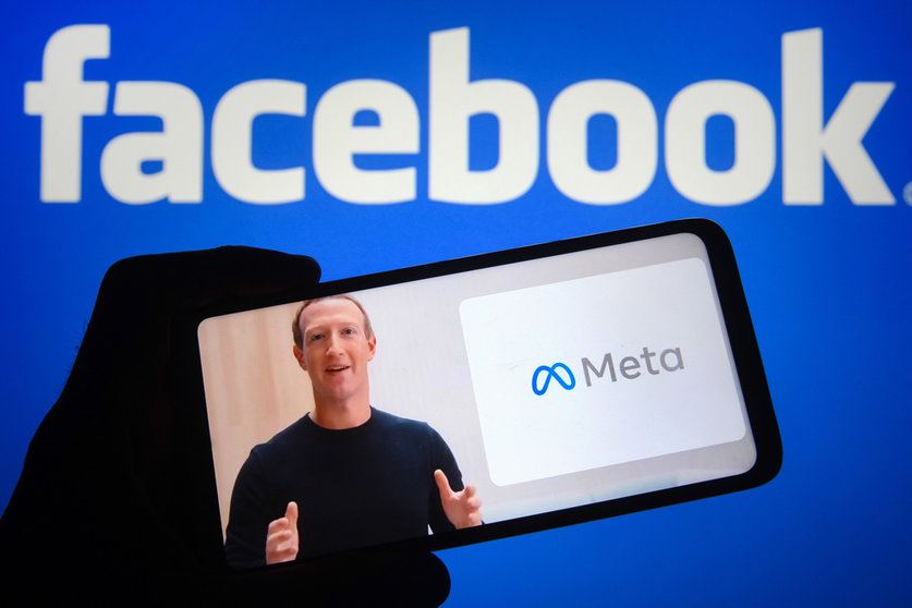 28 October 2021, Ukraine, ---: Facebook CEO Mark Zuckerberg is seen on a video displayed on a smartphone screen as he announces the new name for Facebook. Facebook changed its corporate name to Meta in a nod to the "metaverse." Photo: Pavlo Gonchar/SOPA Images via ZUMA Press Wire/dpa