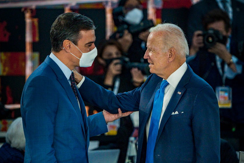 30 October 2021, Italy, Rome: Spanish Prime Minister Pedro Sanchez speaks with US President Joe Biden at the start of a plenary session on day one of the G20 World Leaders Summit at Rome Convention Center (La Nuvola). Photo: Celestino Arce Lavin/ZUMA Press Wire/dpa
