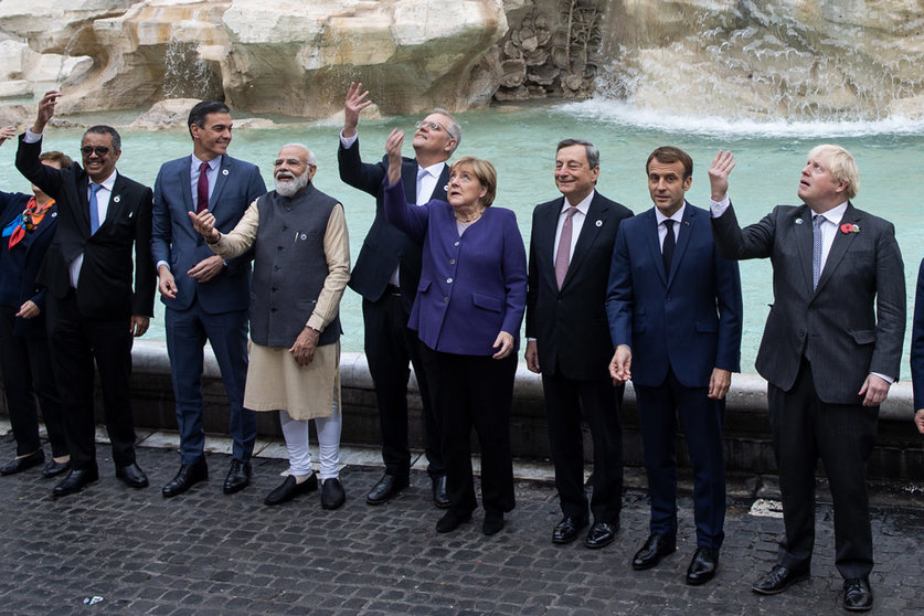 31 October 2021, Italy, Rome: (L-R) Spanish Prime Minister Pedro Sanchez, Indian Prime Minister Narendra Modi, Australian Prime Minister Scott Morrison, German Chancellor Angela Merkel, Italian Prime Minister Mario Draghi, French President Emmanuel Macron, and UK Prime Minister Boris Johnson toss coins in the Trevi fountain during their visit to the famous fountain on the sidelines of the G20 of World Leaders Summit. Photo: Oliver Weiken/dpa.