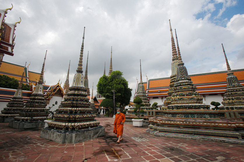 01 November 2021, Thailand, Bangkok: A Buddhist monk wearing a face mask visits Wat Pho during the reopening. Thailand is welcoming people travelling by air from a total of 63 countries with low coronavirus numbers from Monday. Photo: Chaiwat Subprasom/SOPA Images via ZUMA Press Wire/dpa.