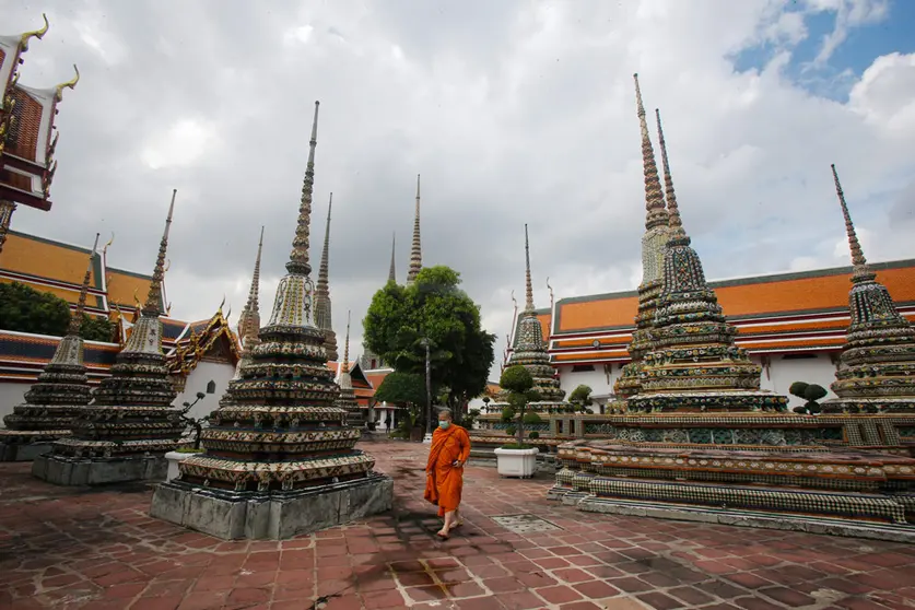 01 November 2021, Thailand, Bangkok: A Buddhist monk wearing a face mask visits Wat Pho during the reopening. Thailand is welcoming people travelling by air from a total of 63 countries with low coronavirus numbers from Monday. Photo: Chaiwat Subprasom/SOPA Images via ZUMA Press Wire/dpa.