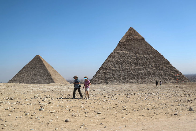 01 November 2021, Egypt, Giza: Tourist walk in front of the Giza pyramids during the "Jump Like a Pharaoh" skydiving event. Photo: Gehad Hamdy/dpa.