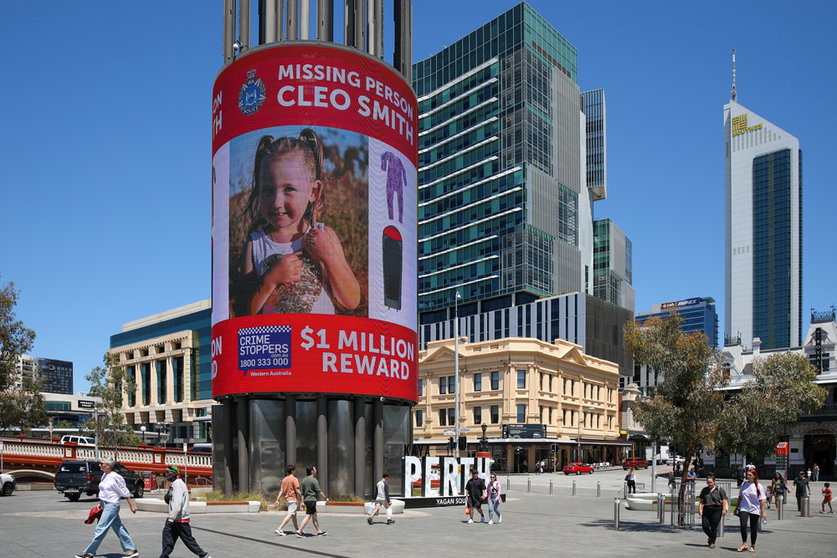 A sign offering a $1 million reward for information on missing girl Cleo Smith is displayed on a digital tower in Yagan Square digital in Perth, Saturday, October 30, 2021. A search continues for the four-year-old girl who went missing from her family’s tent at the Blowholes campsite near Canarvon more than two weeks ago. (AAP Image/Richard Wainwright) NO ARCHIVING Photo: Richard Wainwright/AAP/dpa - ATTENTION: editorial use only in connection with the latest coverage about (the transmission/the film/the auction/the exhibition/the book) and only if the credit mentioned above is referenced in full.