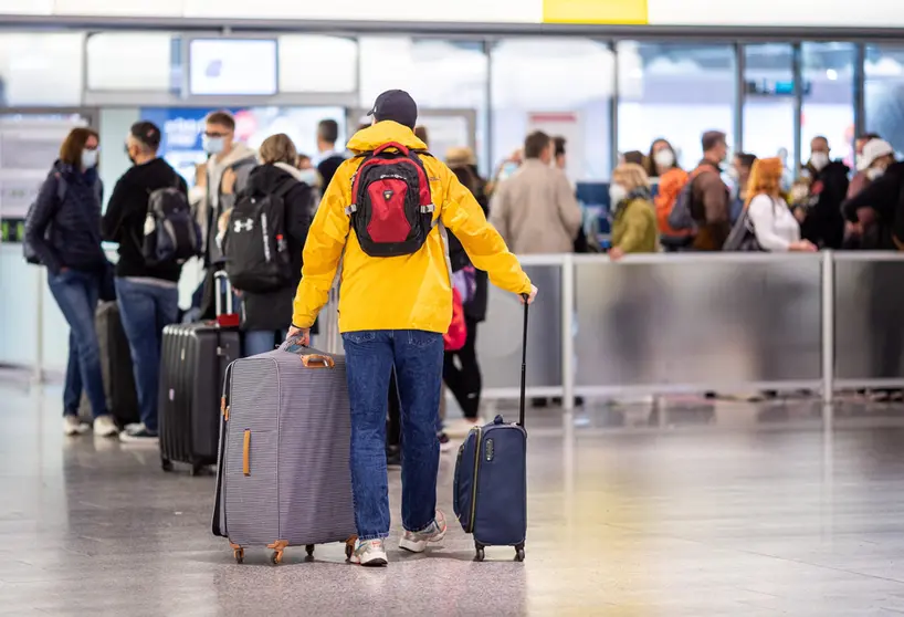 16 October 2021, Lower Saxony, Langenhagen: Numerous passengers wait at Hannover Airport. Because the service provider commissioned by the Federal Police to carry out the handling checks has massive staffing problems, there have recently been long waiting times, with some passengers missing their flights as a result. Photo: Moritz Frankenberg/dpa.