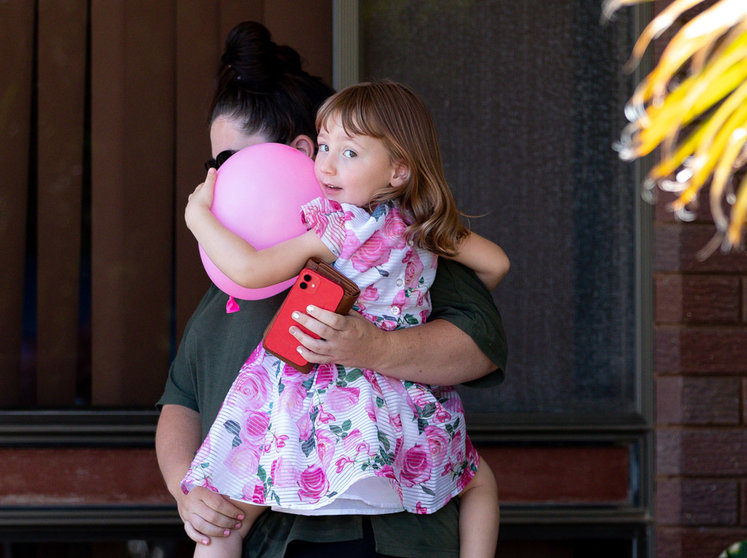 04 November 2021, Australia, Carnarvon: Ellie Smith carries her daughter Cleo Smith, 4, as they leave a house where she spent her first night after being rescued in Carnarvon, 900km north of the capital Perth in Western Australia. Cleo Smith has been found alive and well by West Australian police, more than two weeks after she disappeared from her family's tent at a remote West Australian campsite. A 36-year-old man from Carnarvon was charged with various offences relating to the abduction. Photo: Richard Wainwright/AAP/dpa.