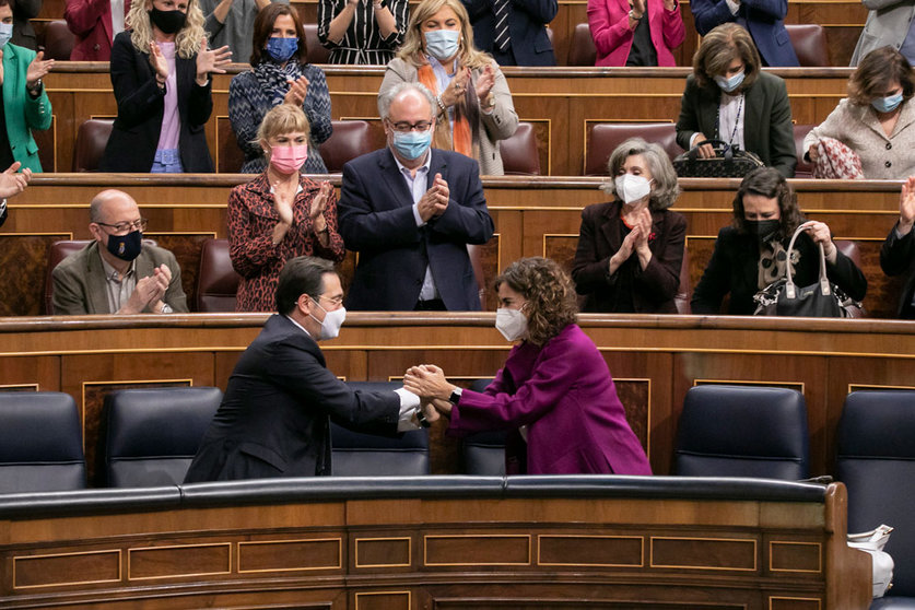 Applause and congratulations to the Minister of Finance, Maria Jesus Montero, after the vote on the Budget Bill for 2022. Photo: Eva Ercolanese/Psoe.