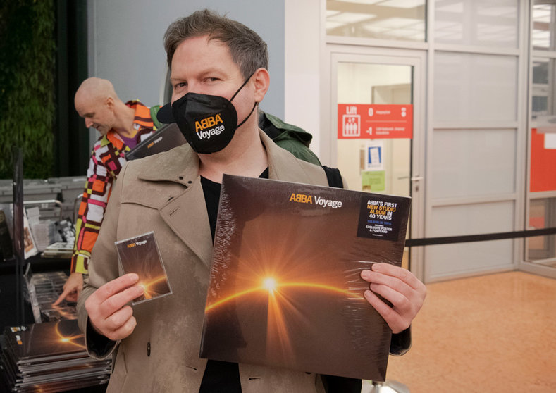05 November 2021, Berlin: Ryan from Dublin shows off his purchased LP and cassette after the start of the midnight sale of the new ABBA album at Kulturkaufhaus Dussmann. The Swedish pop group Abba has released their first studio album in almost 40 years and in it they have revived their typical sound of the 1970s. Photo: Paul Zinken/dpa.