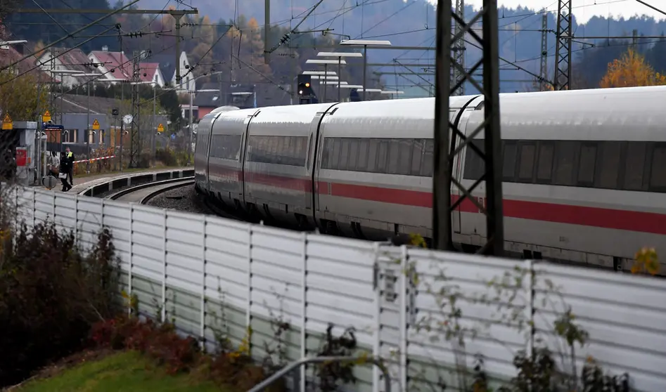 06 November 2021, Bavaria, Seubersdorf: A general view of the ICE train passengers at the Seubersdorf station. Three people were seriously injured in a knife attack on the Passau-Hamburg ICE train on Saturday. The suspected perpetrator, a 27-year-old man, was arrested, Bavarian police announced after a large-scale operation at the Seubersdorf train station. Photo: Angelika Warmuth/dpa.