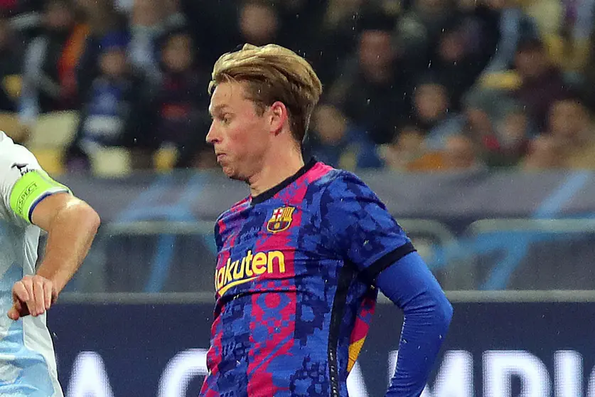 02 November 2021, Ukraine, Kyiv: Dynamo's Serhiy Sydorchuk (L) and Barcelona's Frenkie de Jong battle for the ball during the UEFA Champions League Group E soccer match between FC Dynamo Kyiv and FC Barcelona at the Olimpiyskiy stadium. Photo: -/Ukrinform/dpa.