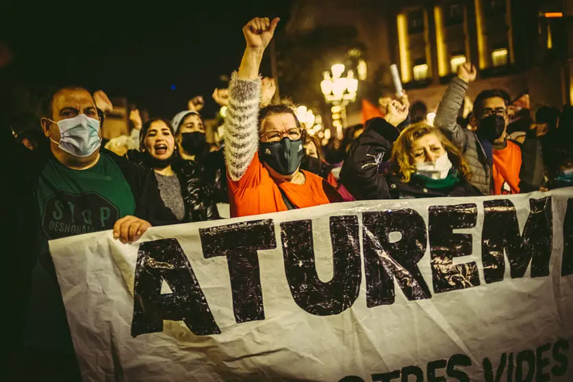 06 November 2021, Spain, Barcelona: People take part in a protest against rising energy prices. Photo: Matthias Oesterle/ZUMA Press Wire/dpa