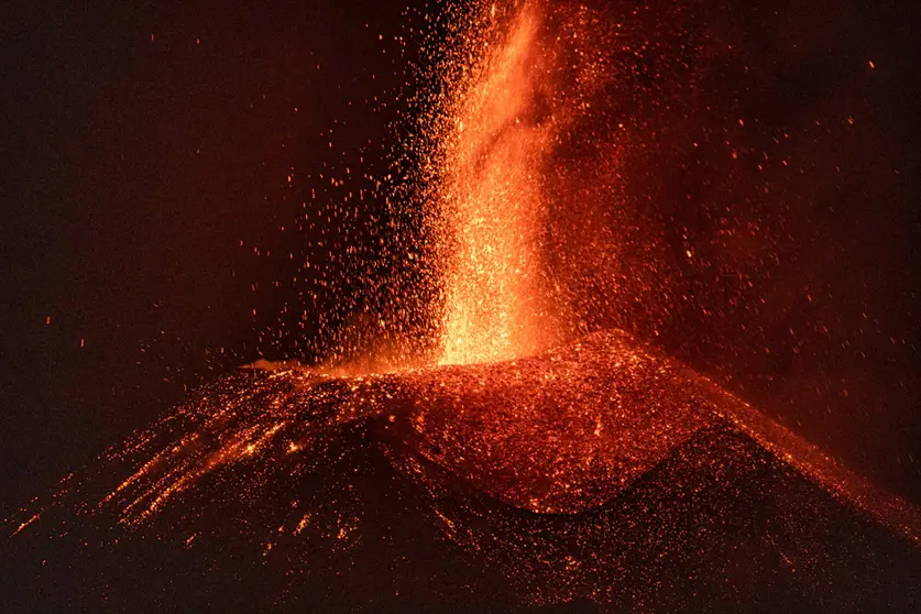 06 November 2021, Spain, La Palma: Lava flows out of the volcano Cumbre Vieja, during its eruption in La Palma on the Canary Islands. Photo: Kike Rincón/EUROPA PRESS/dpa.