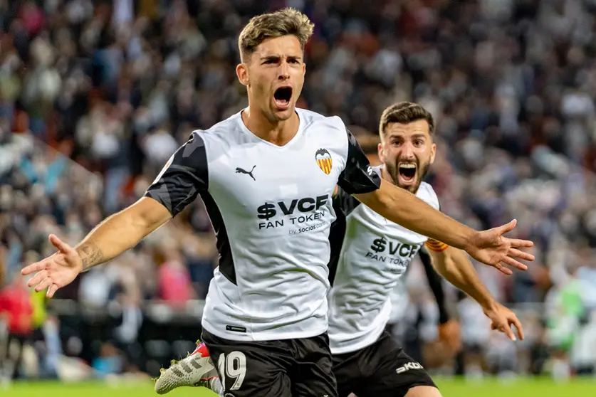 07 November 2021, Spain, Valencia: Valencia's Hugo Duro celebrates scoring a goal during the Spanish LaLiga soccer match between Valencia CF and Atletico de Madrid at Mestalla Stadium. Photo: Xisco Navarro/SOPA Images via ZUMA Press Wire/dpa