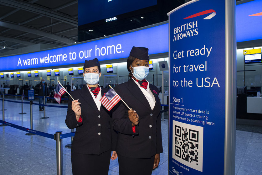 08 November 2021, United Kingdom, London: British Airways ambassadors Elysa Marsden (L) and Eugenia Okwaning stand at London Heathrow Airport ahead of the departure of British Airways flight BA001, which departs synchronously with Virgin Atlantic flight VS3 on parallel runways to New York JFK to celebrate the reopening of the transatlantic travel corridor. After more than 600 days, the travel ban in the USA due to the Corona pandemic is lifted. Photo: Anthony Upton/PA Wire/dpa.
