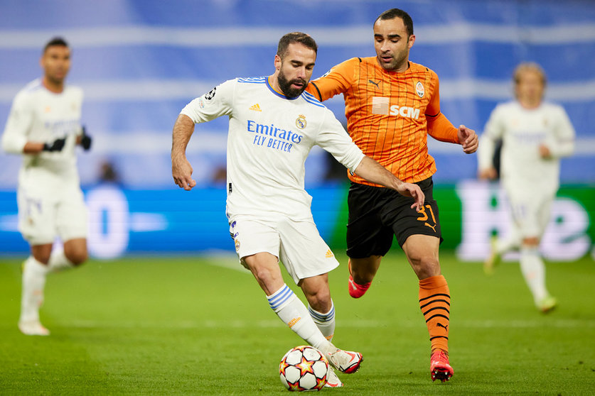 03 November 2021, Spain, Madrid: Real Madrid's Dani Carvajal (L) and Shakhtar's Ismaily battle for the ball during the UEFA Champions League Group D soccer match between Real Madrid CF and FC Shakhtar Donetsk at Santiago Bernabeu Stadium. Photo: Ruben Albarran/ZUMA Press Wire/dpa.