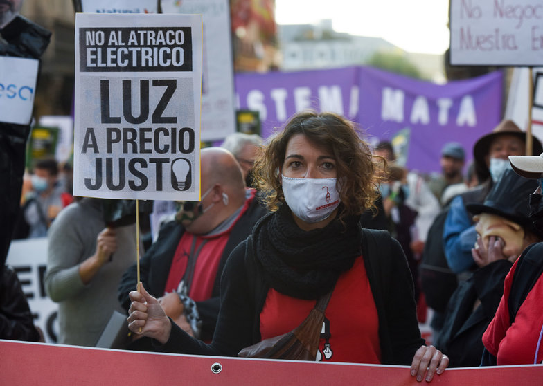 28 October 2021, Spain, Madrid: The spokesperson of the Alliance Against Energy Poverty Maria Campuzano takes part in a demonstration to denounce the rise in electricity and gas prices and to demand responsibility from the government, in the Plaza de la Villa. Photo: Gustavo Valiente/EUROPA PRESS/dpa