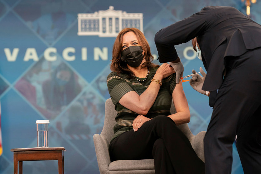 30 October 2021, US, Washington: US Vice President Kamala Harris receives a COVID-19 vaccine booster shot in the Eisenhower Executive Office Building at the White House. Photo: Lawrence Jackson/White House via Planet Pix via ZUMA Press Wire/dpa.