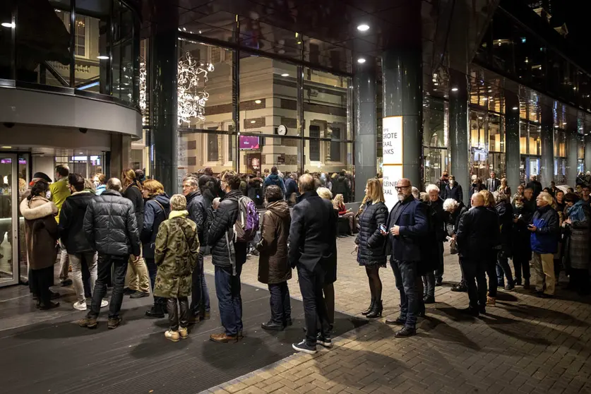 11 November 2021, Netherlands, Amsterdam: People queue for a concert at the Concertgebouw hall. The Netherlands is heading for a new partial lockdown in the face of rapidly rising Corona infection and patient numbers, Dutch media report, citing government circles. Photo: Ramon Van Flymen/ANP/dpa.