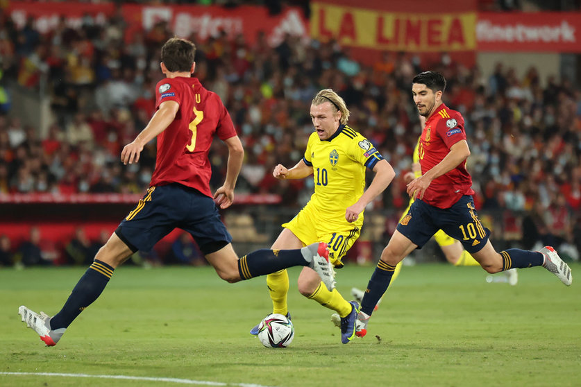 14 November 2021, Spain, Seville: Sweden's Emil Forsberg (C) battles for the ball with Spain's Carlos Soler (R) and Pau Torres during the 2022 FIFA World Cup European qualifiers Group B soccer match between Spain and Sweden at Estadio La Cartuja de Sevilla. Photo: Jose Luis Contreras/DAX via ZUMA Press Wire/dpa.