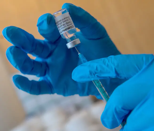 08 November 2021, Baden-Wuerttemberg, Biberach an der Riss: A medical professional fills a Coronavirus vaccine dose at the Vaccination Center at City Hall. Photo: Stefan Puchner/dpa.