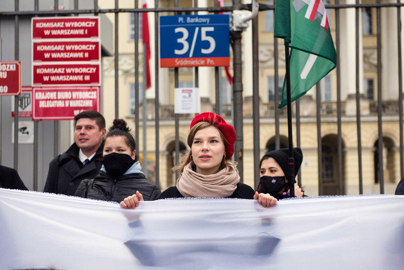 13 November 2021, Poland, Warsaw: Protesters hold a banner that says 'We stand like a wall behind the defenders of borders' during a demonstration outside the City Hall under the motto 'No for mass immigration!' organized by members of the All Polish Youth nationalist against illegal migration and the situation at the eastern border of Poland. Photo: Attila Husejnow/SOPA Images via ZUMA Press Wire/dpa.