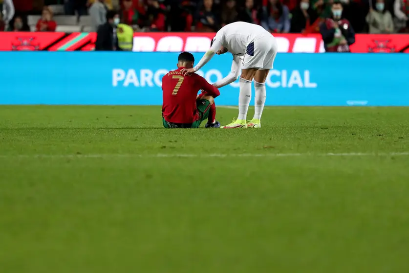 14 November 2021, Portugal, Lisbon: Serbia's Nemanja Radonjic (R) shake hands with Portugal's Cristiano Ronaldo at the end of the 2022 FIFA World Cup European qualifiers Group A soccer match between Portugal and Serbia at the Luz stadium. Photo: Pedro Fiuza/ZUMA Press Wire/dpa.