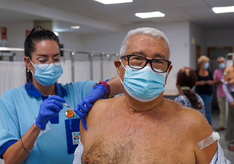 18 October 2021, Spain, Seville: A man receives the third dose of a COVID-19 and flu vaccine. Photo: Eduardo Briones/EUROPA PRESS/dpa