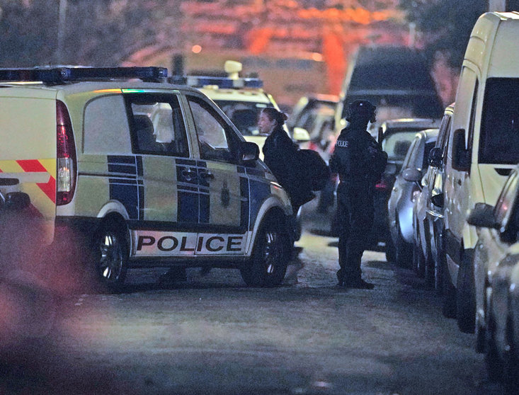 14 November 2021, United Kingdom, Liverpool: Armed police evacuate local residents during an incident an address in Rutland Avenue in Sefton Park, after an explosion at Liverpool Women's Hospital killed one person and injured another. Three men have been arrested under the Terrorism Act. Photo: Peter Byrne/PA Wire/dpa.