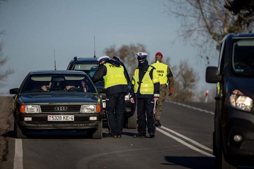 10 November 2021, Poland, Kuznica: Police check all vehicles approaching the border between Poland and Belarus at the Kuznica border crossing. The migration crisis involving refugees trying to enter the European Union via Belarus has further escalated on Poland's border with Belarus. Photo: Michael Kappeler/dpa